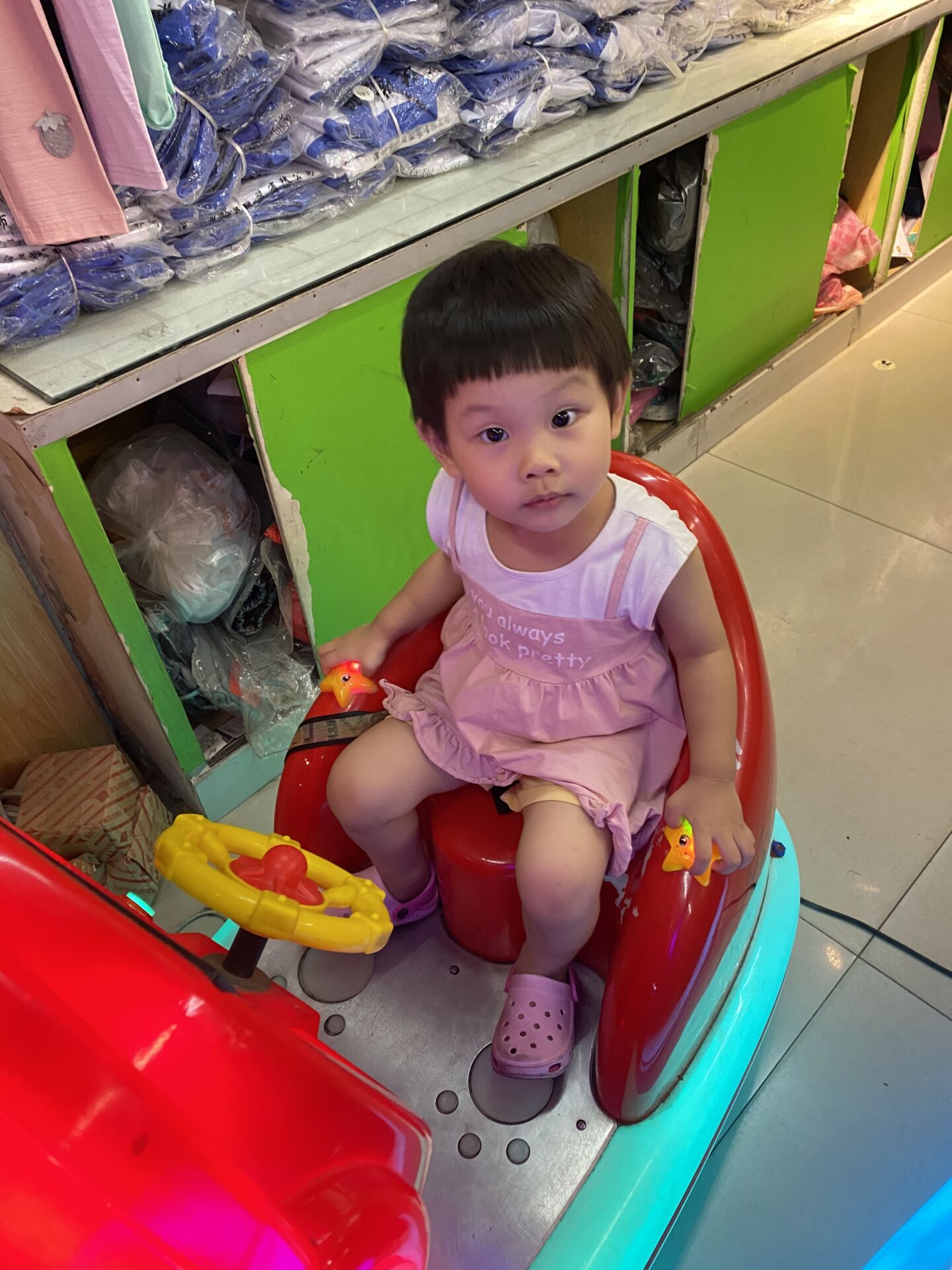 妞妞坐摇摇车